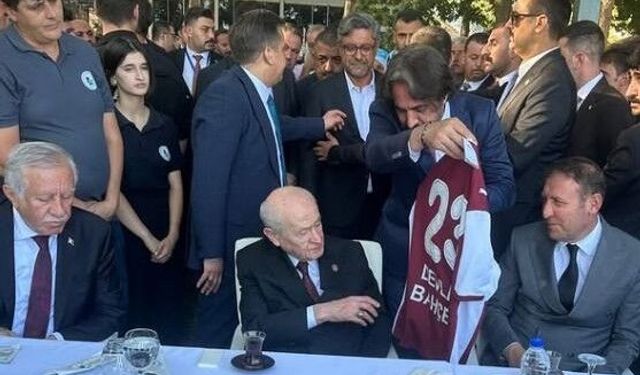 PROF. DR. BAYRAM TOSUN, DEVLET BAHÇELİ'YE ELAZIĞSPOR FORMASI HEDİYE ETTİ