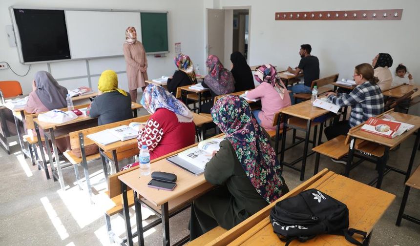 ÇOCUKLARININ OKUDUĞU SIRALARDA ŞİMDİ KENDİLERİ TER DÖKÜYOR