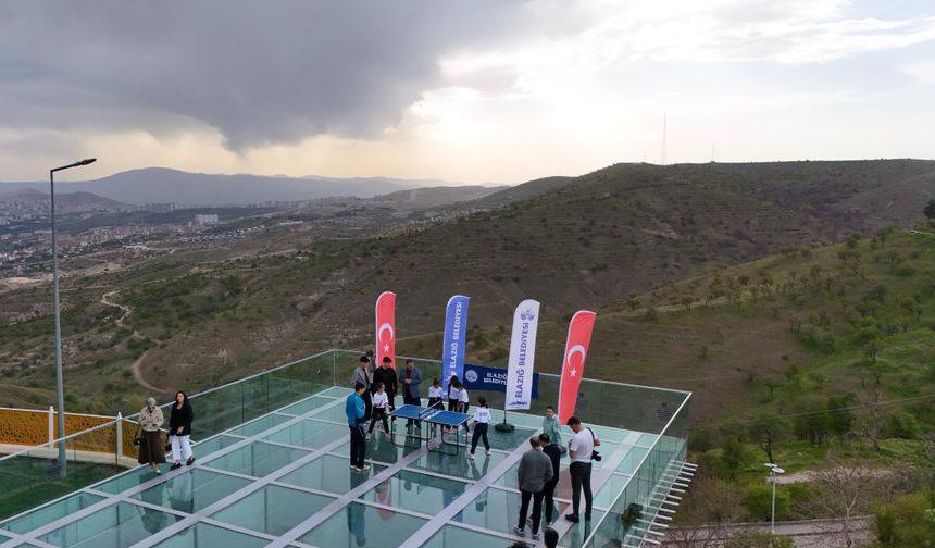 CAM TERAS ÜZERİNDE MASA TENİSİ
