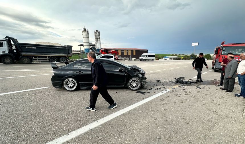OTOMOBİL KAMYONA ÇARPTI: 1 YARALI