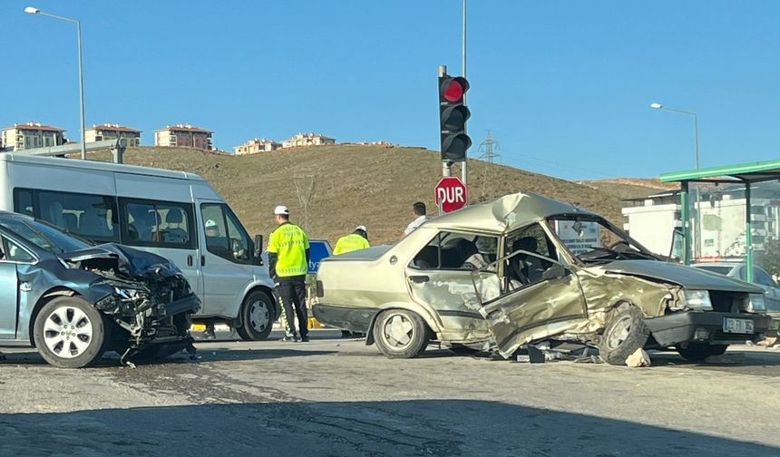 ZİNCİRLEME TRAFİK KAZASI: 1 ÖLÜ 3 YARALI
