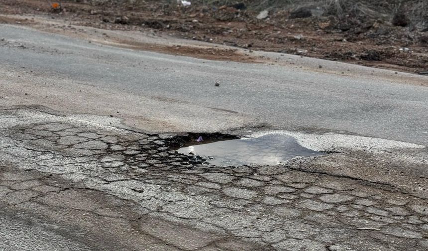 ÇUKURLARLA KUŞATILMIŞ ŞEHİR