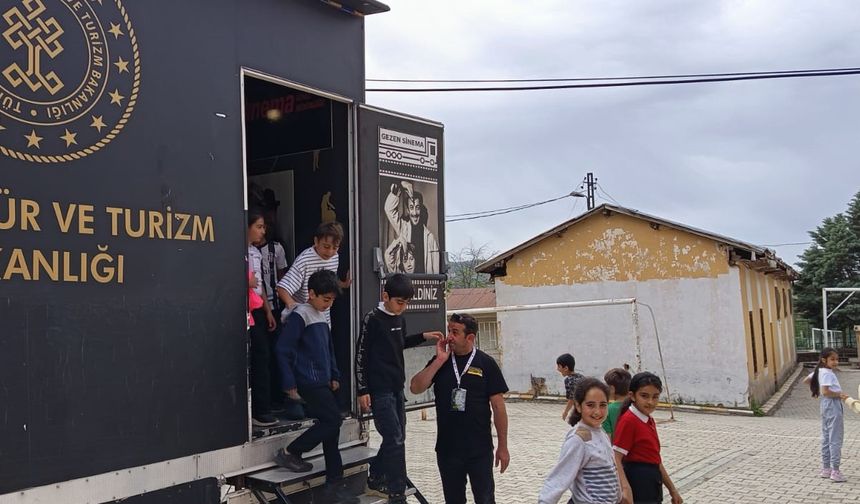 GEZEN SİNEMA TIRI BASKİL'Lİ ÇOCUKLARLA BULUŞTU