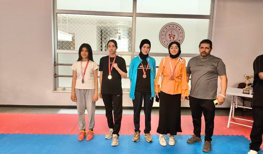 ELAZIĞLI SPORCULAR MADALYAYA DOYMUYOR