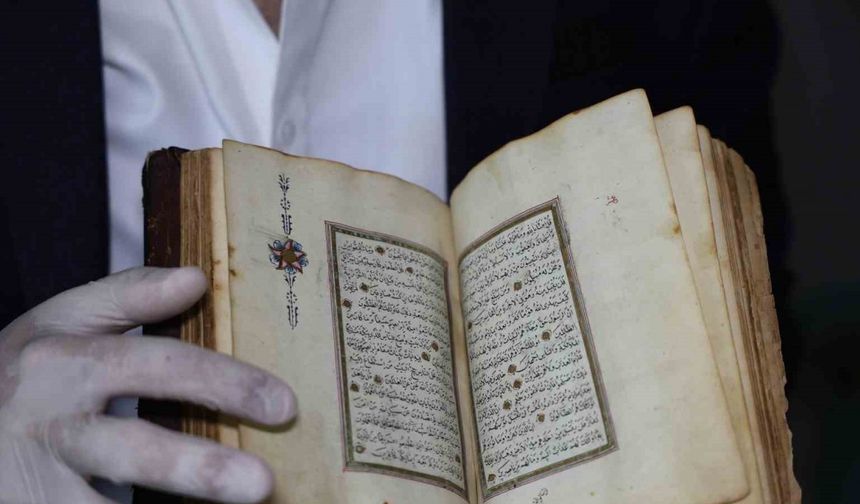 200 YILLIK KUR'AN-I KERİM'İ CUMHURBAŞKANINA HEDİYE ETMEK İSTİYOR