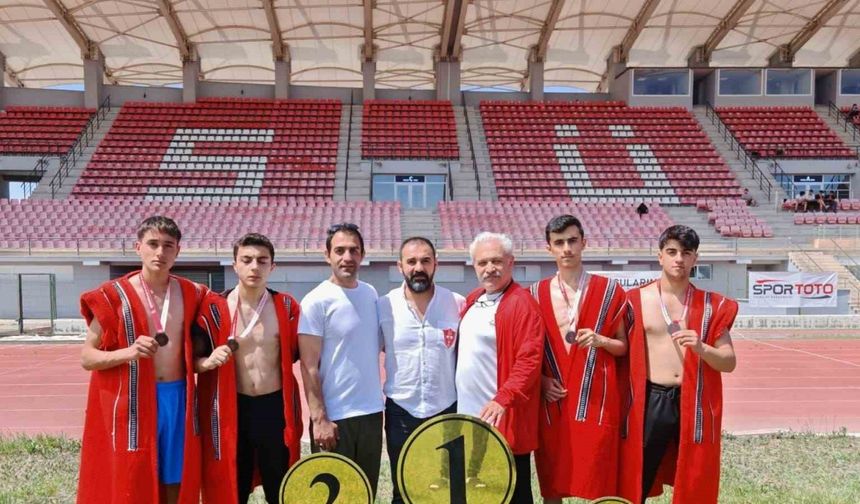 ELAZIĞLI GÜREŞCİLERDEN DERECE