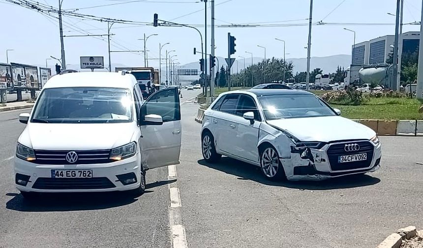 TRAFİK KAZASI: 2 YARALI