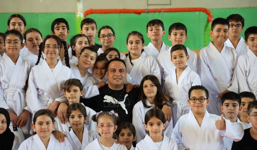 90 ÇOCUĞA GÖNÜLLÜ KURS VERİYOR