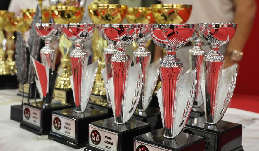 EN GÜZEL HOROZ VE TAVUKLAR BELLİ OLDU