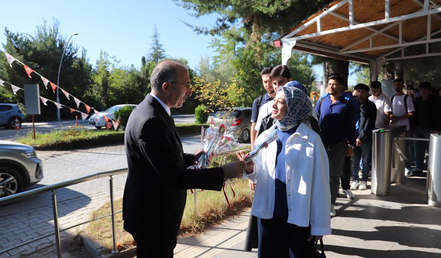 FIRAT ÜNİVERSİTESİNDE ÖĞRENCİLER ÇİÇEKLERLE KARŞILANDI