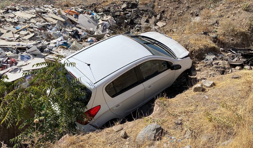 OTOMOBİL ŞARAMPOLE UÇTU: 3 YARALI