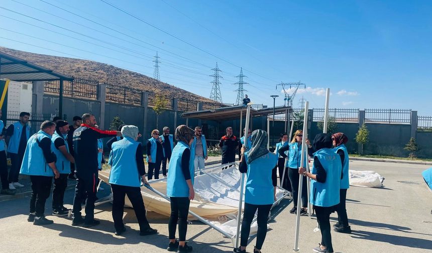 ELAZIĞ'DA YANGIN SÖNDÜRME VE ÇADIR KURMA EĞİTİMİ