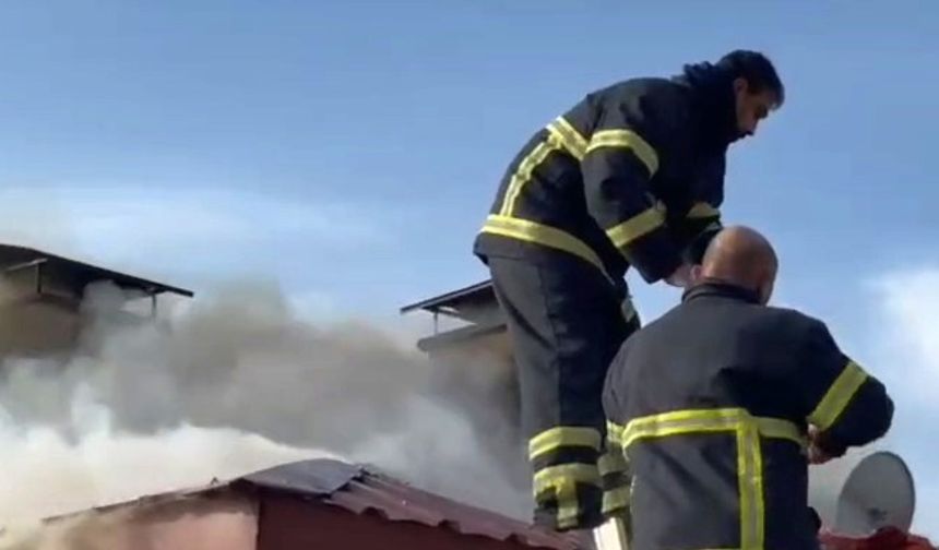 ÇATI YANGININA MÜDAHALE EDİLDİ