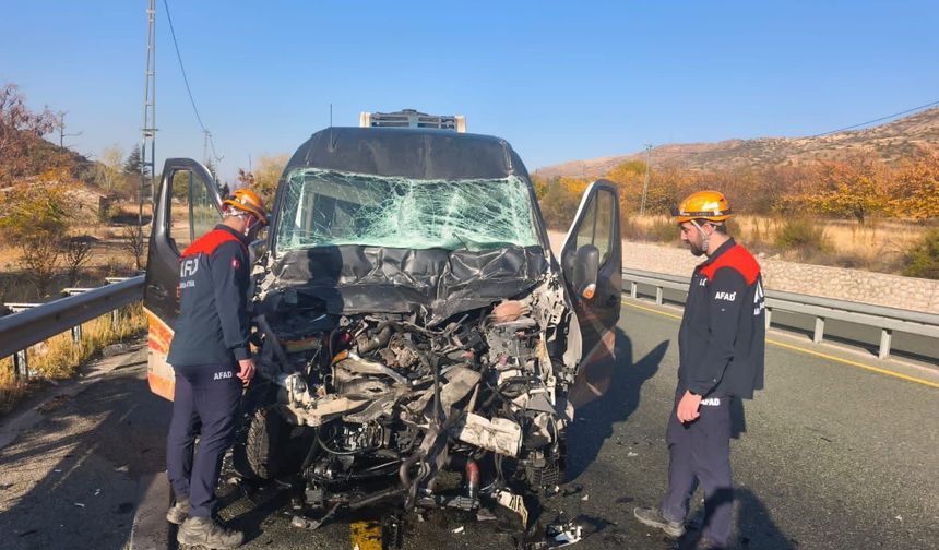 MİNİBÜS İLE KAMYON ÇARPIŞTI: 1 YARALI