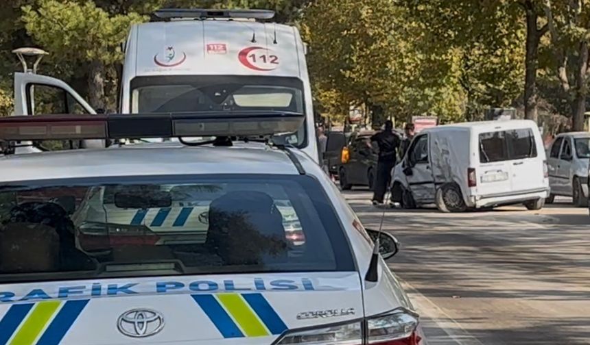 HAFİF TİCARİ ARAÇ İLE OTOMOBİL ÇARPIŞTI