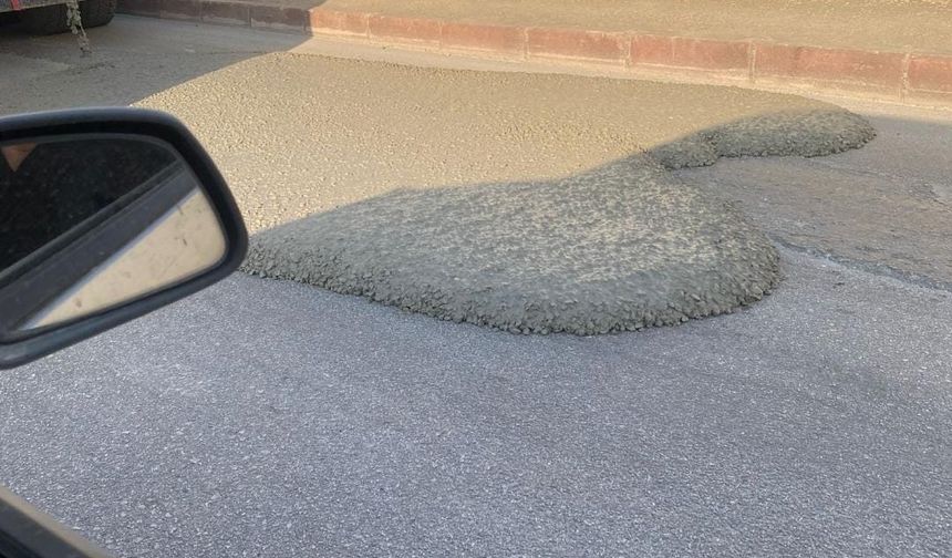 MİKSERDEN ASFALTA BETON DÖKÜLDÜ