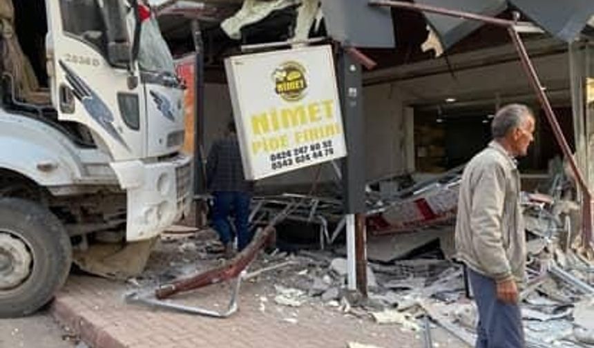 FRENİ PATLAYAN KAMYON FIRINA DALDI