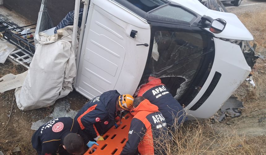 PİKAP ŞARAMPOLE UÇTU: 2 YARALI