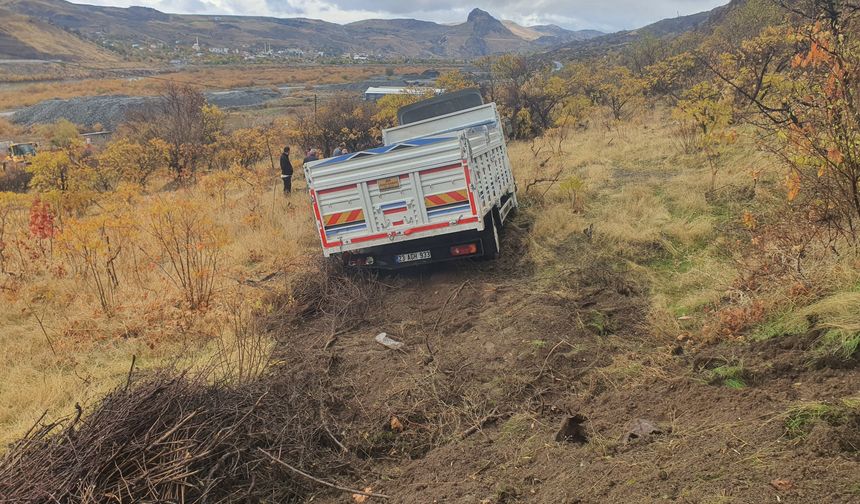 KAMYONET ŞARAMPOLE UÇTU