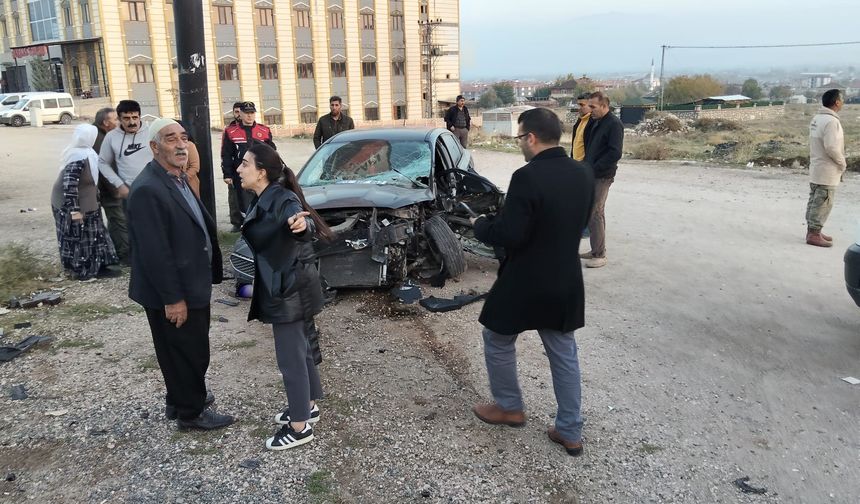 TRAFİK KAZASI: 1 ÖLÜ, 2 YARALI