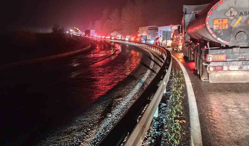 TIR DEVRİLDİ, TRAFİK KİTLENDİ