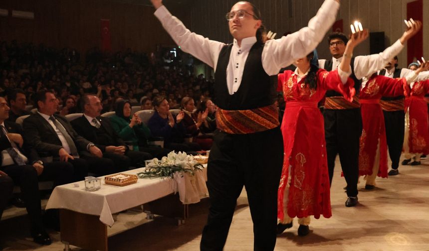 ÖĞRENCİ, SALONDAKİLER TARAFINDAN DAKİKALARCA ALKIŞLANDI