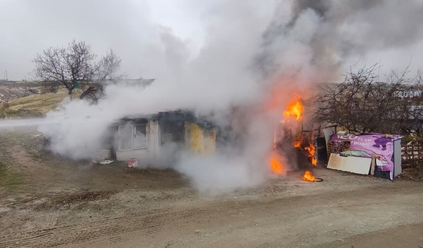 ODUNLUK DEPOSUNDAKİ YANGINA MÜDAHALE EDİLDİ