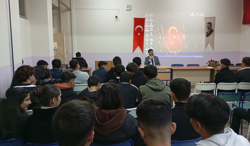 KARAKOÇAN'DA ÖĞRENCİLERE KONFERANS