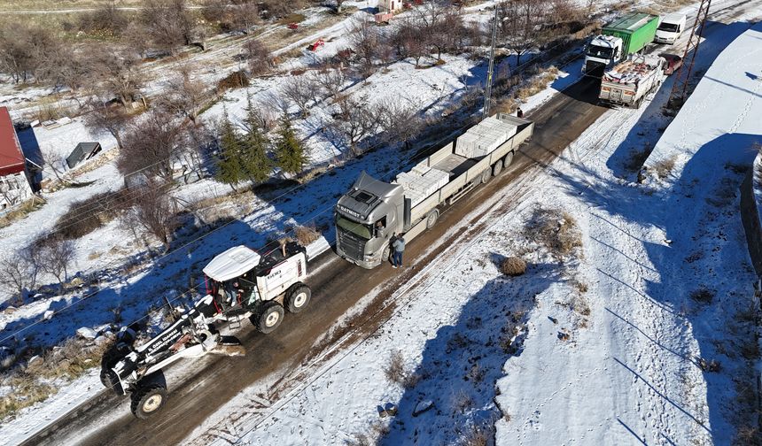 MAHSUR KALAN TIR, EKİPLERCE KURTARILDI