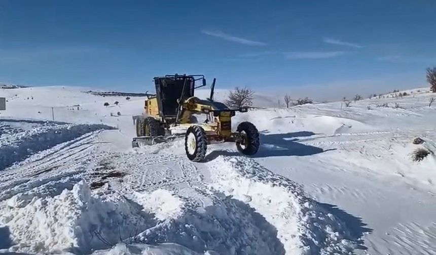 KAPALI KÖY YOLLARINDA ÇALIŞMALAR SÜRÜYOR