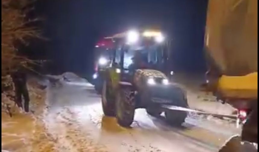 YOLDA KALAN TIR, KONVOY HALİNDE ÇEKİLEREK KURTARILDI