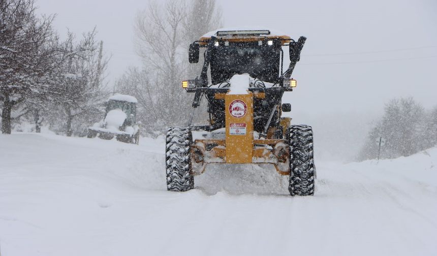 384 KÖY YOLUNDA ÇALIŞMALAR SÜRÜYOR