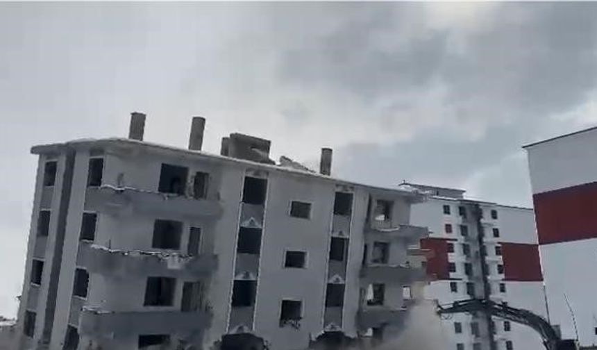 HASARLI BİNA İŞ MAKİNESİYLE YIKILDI