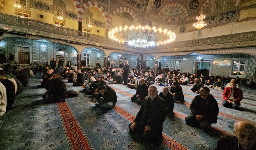 BERAT KANDİLİ'NDE CAMİLER DOLDU TAŞTI