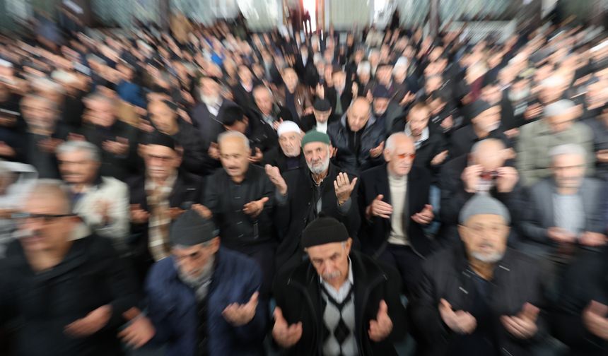 DEPREMDE HAYATINI KAYBEDENLER DUALARLA ANILDI