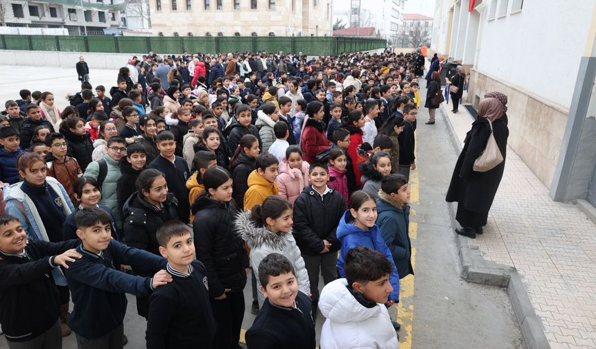 DEPREMDE HAYATINI KAYBEDENLER OKULLARDA ANILDI