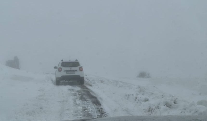 KAR YAĞIŞINDA MAHSUR KALAN ARAÇ KURTARILDI