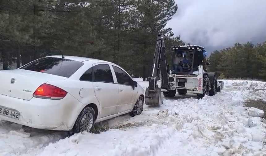 KARDA MAHSUR KALAN OTOMOBİL KURTARILDI