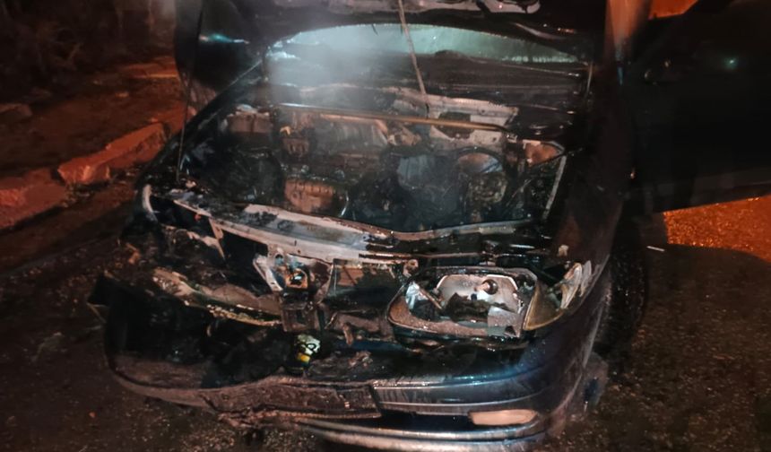 PARK HALİNDEKİ OTOMOBİL ALEV ALEV YANDI