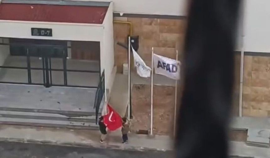 ELAZIĞ'DA İKİ KÜÇÜK KALPTEN TÜRK BAYRAĞINA BÜYÜK VEFA