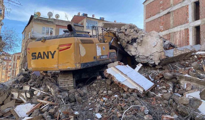 AĞIR HASARLI BİNANIN ENKAZI İŞ MAKİNASININ ÜSTÜNE YIKILDI