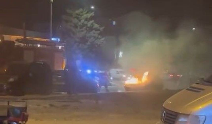 ALEV ALAN ARACI İTFAİYE EKİPLERİ SÖNDÜRDÜ