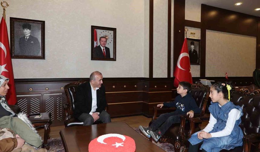 BAYRAK NÖBETİ TUTAN MİNİK ÖĞRENCİLER, VALİ HATİPOĞLU'NA KONUK OLDU