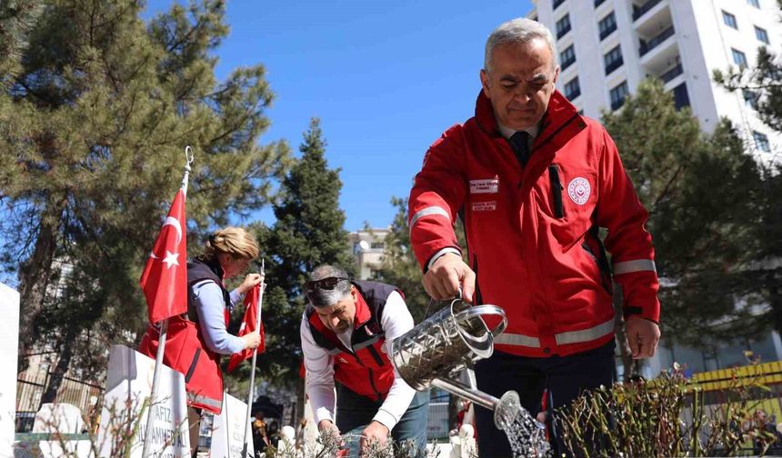 BAYRAM ÖNCESİ, ŞEHİTLİKLER TEMİZLENDİ