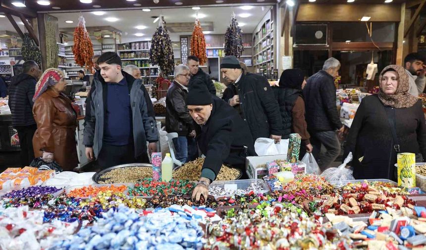 BAYRAM ŞEKERLERİ TEZGAHLARDAKİ YERİNİ ALDI