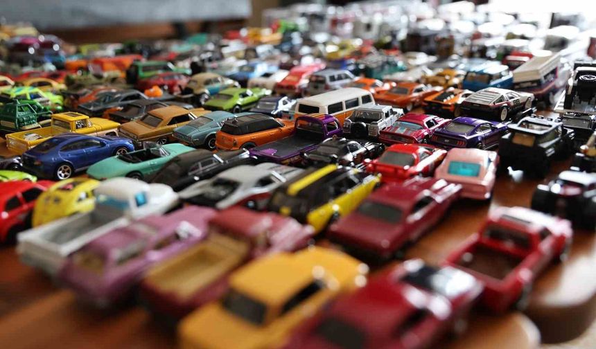 ELAZIĞ'LI ÖĞRETMEN 16 YILDA BİN 500 MODEL ARABA TOPLADI