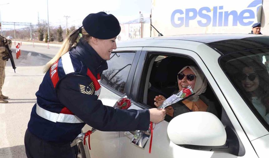 JANDARMA KADINLARA KARANFİL VERDİ