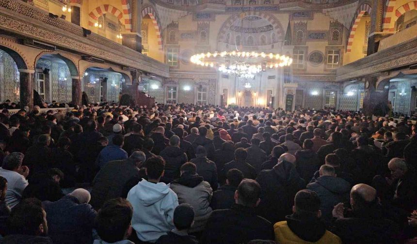 KADİR GECESİ'NDE CAMİLER DOLDU TAŞTI