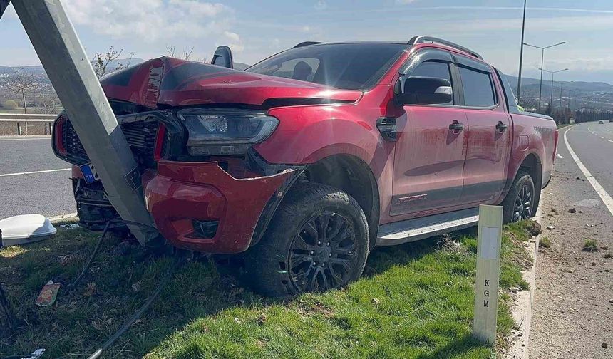 KAMYONET DİREĞE ÇARPTI: 1 YARALI