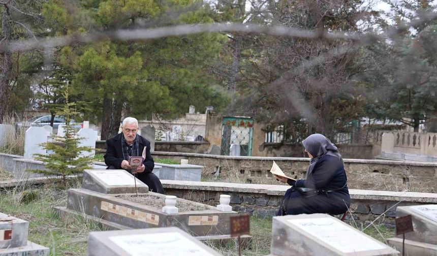 MEZARLIKLARDA ZİYARETÇİ YOĞUNLUĞU